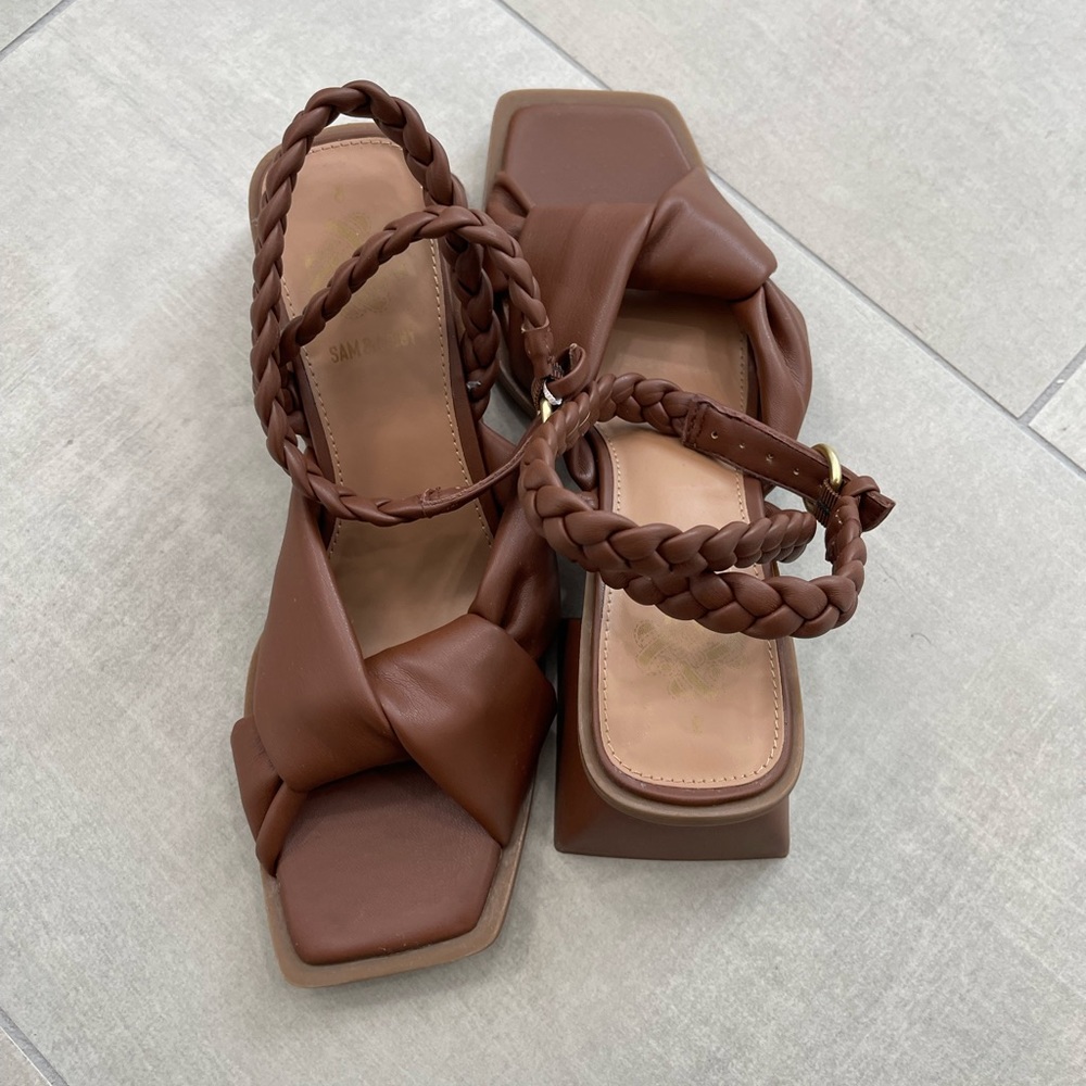 Women low hill shoes it’s new without tag never used Size8